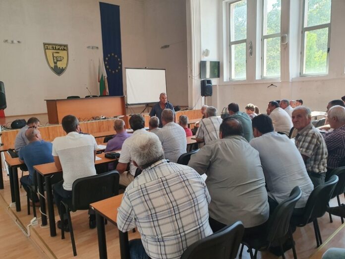 Работна среща с кметовете на села в община Петрич заради чумата
