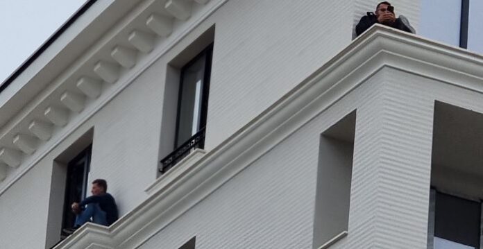Работници протестираха 8 часа на покрива на сграда в Перник