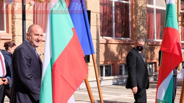 Радев: Дълг на всички институции е да уважават и пазят резултатите от труда на българите