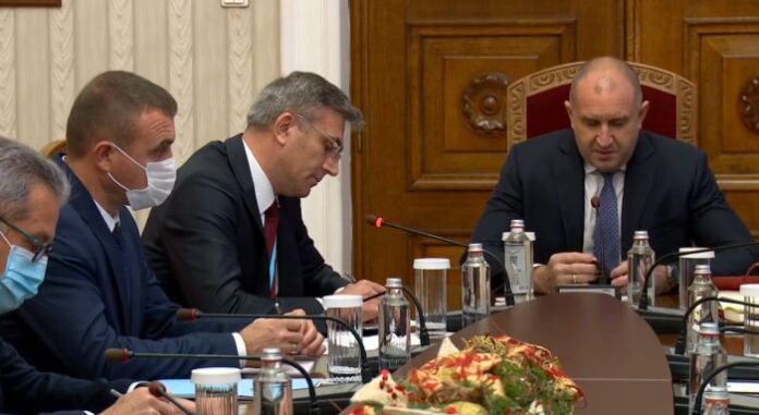 Радев и Карадайъ на едно мнение: Страната има нужда от редовен кабинет