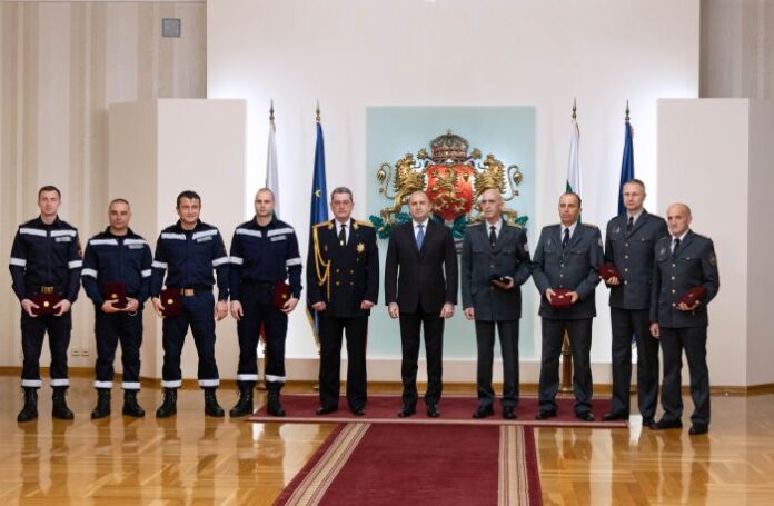 Радев награди огнеборците