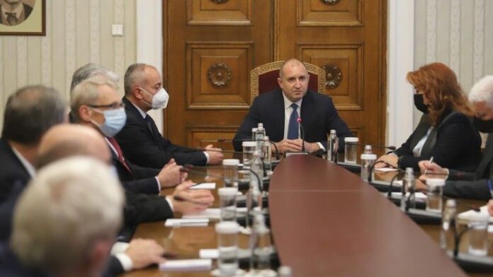 Радев осъзнава риска за кампанията си с мерките