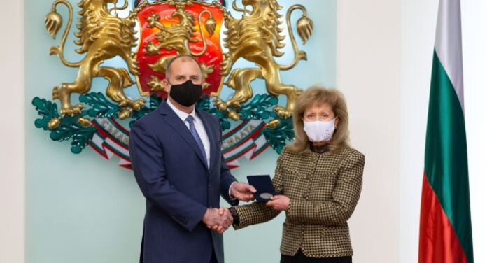 Радев отличи проф. Екатерина Трендафилова с Почетния знак на държавния глава