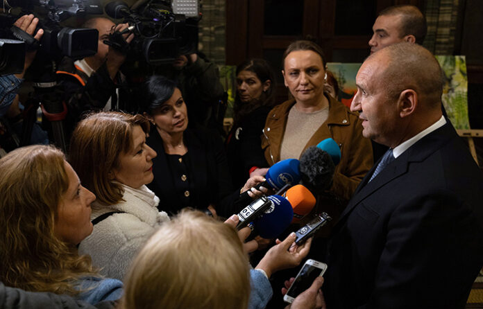 Радев: Пеевски взима службите на абордаж