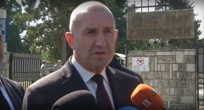 Радев: Разделяме се с двама достойни летци
