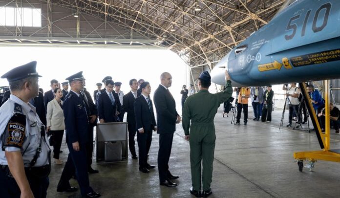 Радев разгледа японските изтребители F-2