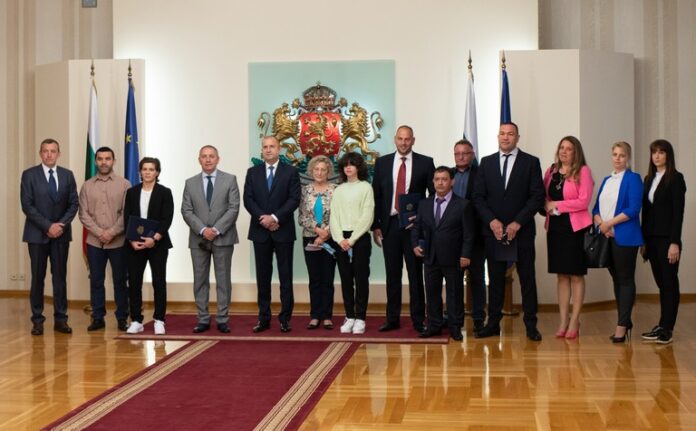 Радев удостои изявени спортисти с Почетния знак на президента