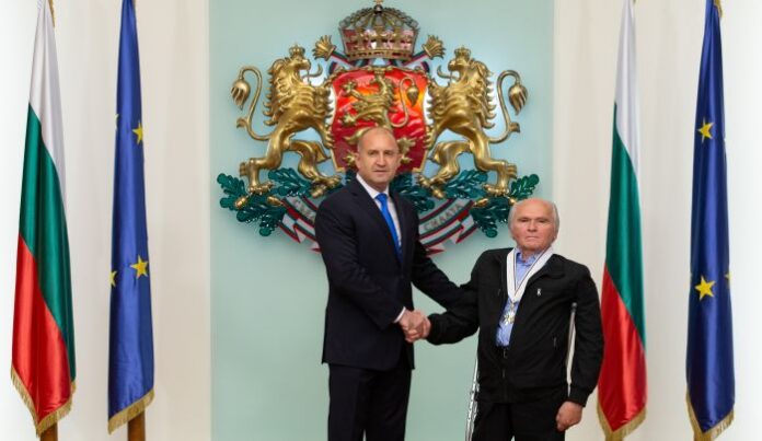 Радев удостои с орден 