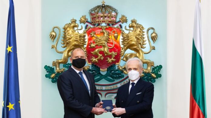 Радев удостои с Почетния знак на президента световноизвестния тенор Хосе Карерас