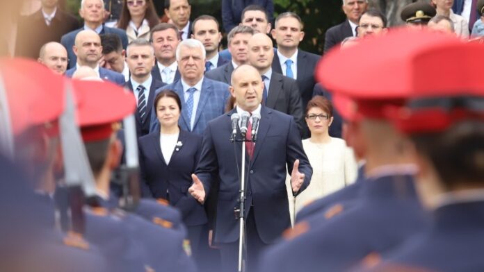 Радев: В историческата буря трябва да сме сплотени зад националния интерес