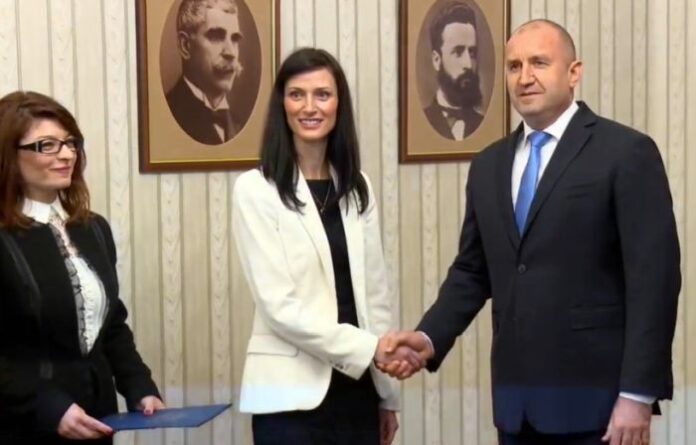 Радев връчи мандата на Габриел