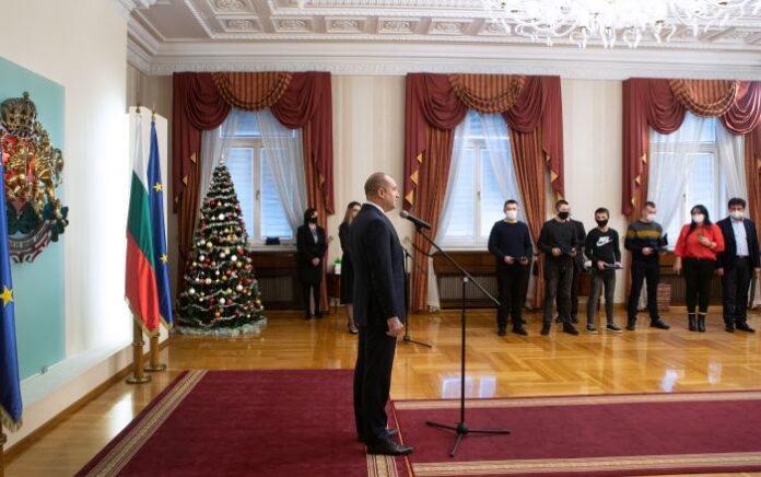 Радев връчи Почетния знак на президента на младежите