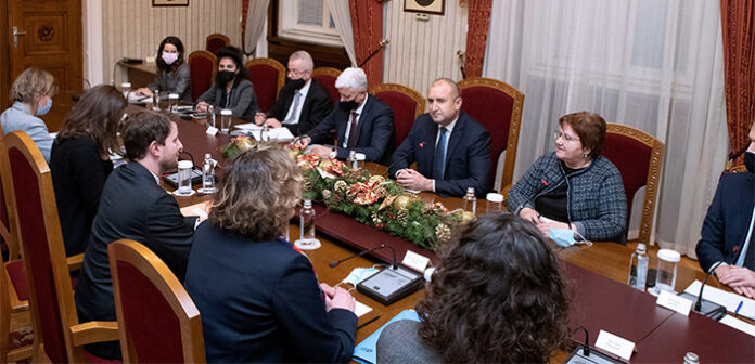 Радев: За да се справя ефективно с кризите