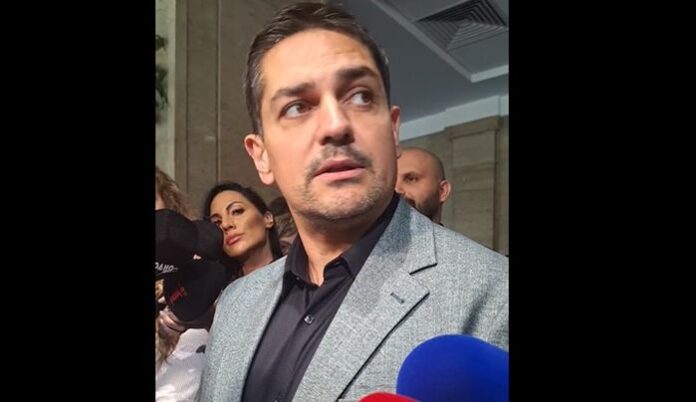 Радостин Василев: Две странни групи водят война със закачки и ощипвания
