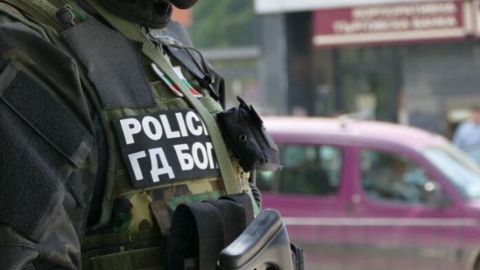 Разбиха група за данъчни измами