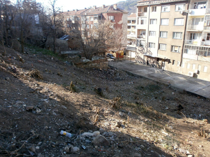 Разчистиха незаконното сметище в Дупница
