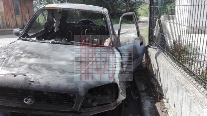 Разследват палеж на две коли в Благоевград