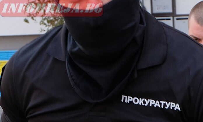 Разследват умишлен палеж на леки автомобили в Троян
