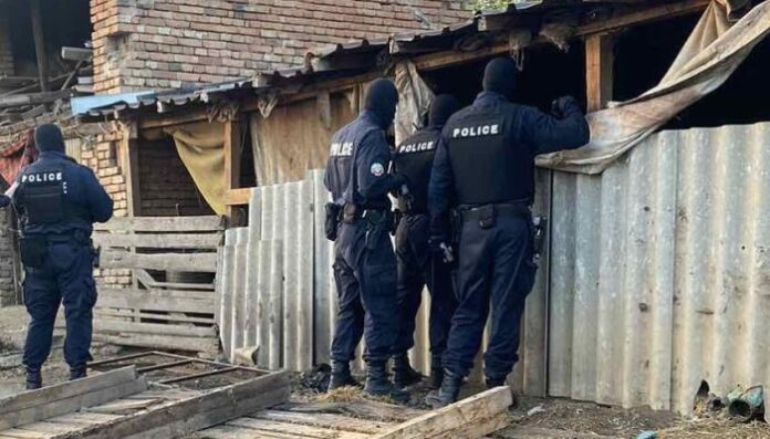 Рецидивист гледа канабис на 15 метра под земята