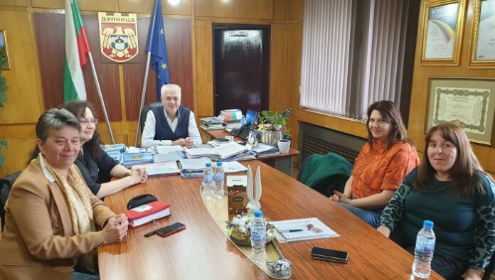Рециклират старите мебели и матраци в Дупница