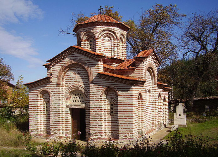 Редят изложба в църквата 