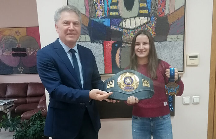 Ректорът на ЮЗУ „Неофит Рилски“ посрещна световната шампионка по борба Биляна Дудова
