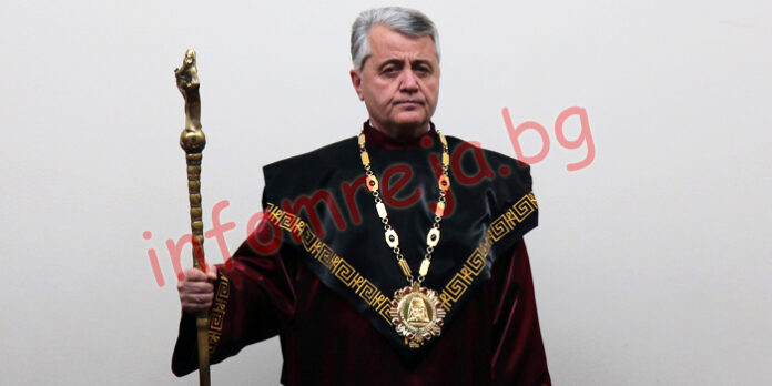 Ректорът на ЮЗУ вдигна поредната купа