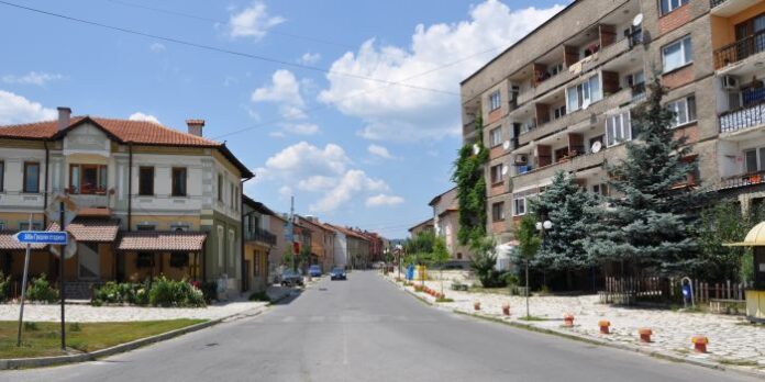 Ремонтират улица 