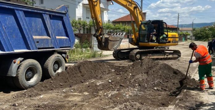 Ремонтират улица към индустриалната зона в Крайници