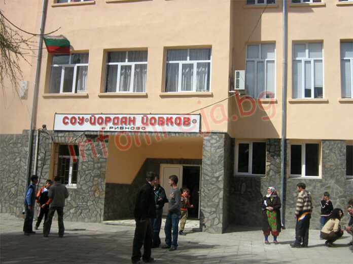 Ремонтират закритото школо в Осиково