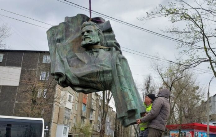 Реставрират паметника на Христо Ботев в Кишинев