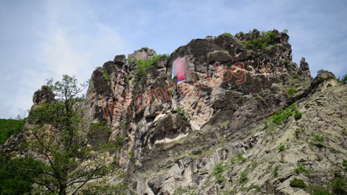 РИК: Кметовете на Банско и Гоце Делчев да премахнат агитационния материал върху Момина кула