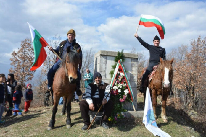 Родолюбци от Симитли развяха българското знаме на връх Кръста на 3 март
