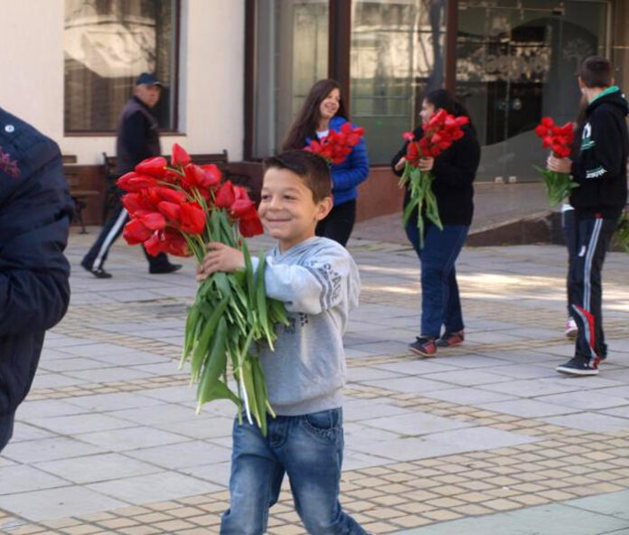 Ромите в Симитли пуснаха стотици червени лалета и венец във водите на Струма