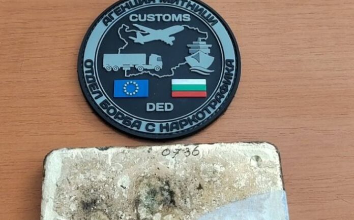 Румънка скри злато в гащите си за над 33 хил. лв.