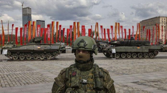 Русия излага трофейни западни оръжия от Украйна преди 9 май