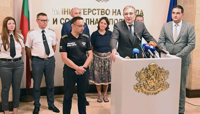 С 14 млн. лв. купуват техника за гасене и дрехи на доброволци и пожарникари