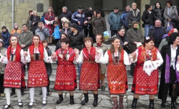 С бабино хоро отбелязаха Деня на родилната помощ в Разлог
