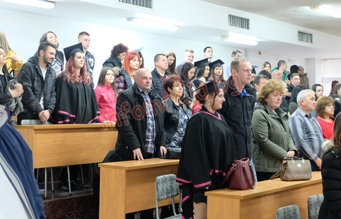 С диплома излизат абсолвентите от  Спортния факултет на ЮЗУ
