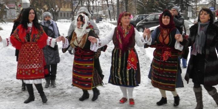 С дълго хоро на площада отпразнуваха Бабинден в Разлог