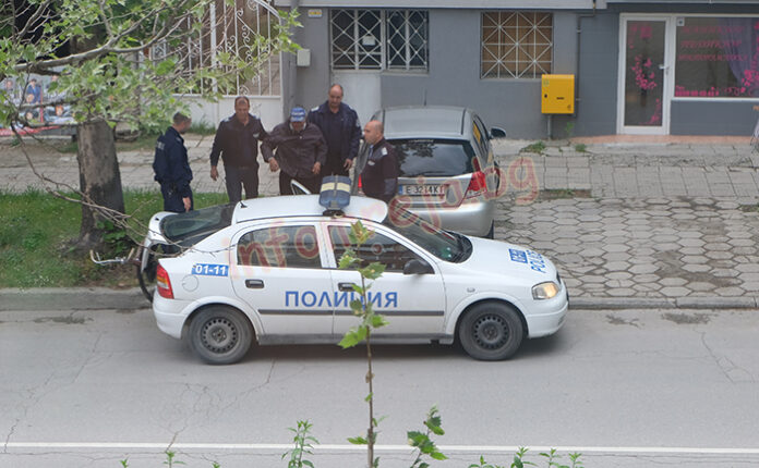 С държавни пари: Два екипа полицаи и медици оказват помощ на пиян дядо