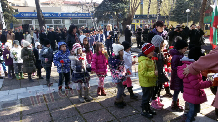 С едноминутно мълчание и падане на колене почетоха паметта на Апостола в Кюстендил (СНИМКИ)