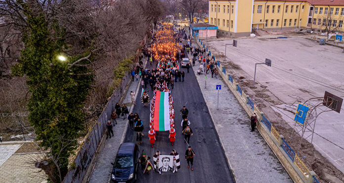 С факелно шествие в Петрич почетоха паметта на Левски