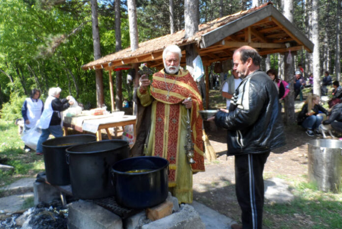 С голям курбан и много веселие отпразнуваха Гергьовден на манастирчето над Копривлен