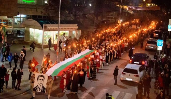С горящи факли и склонени глави петричани почитат Апостола