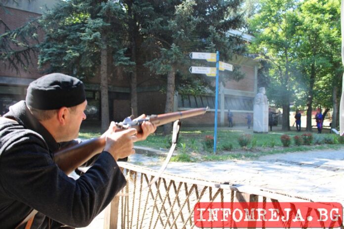 С историческа възстановка и преглед на бойните знамена Благоевград отбелязва Независимостта