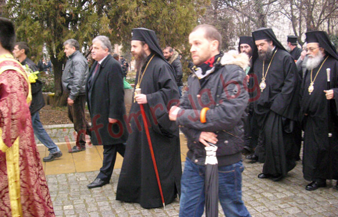 С камбанен звън и постлан с цветя път посрещнаха новия владика в Гоце Делчев