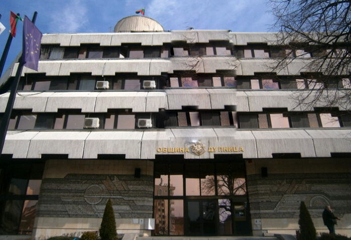 С летящи фенери и детски рисунки отбелязват 