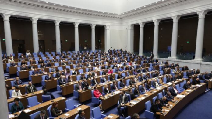 С минута мълчание депутатите почетоха кончината на Патриарха