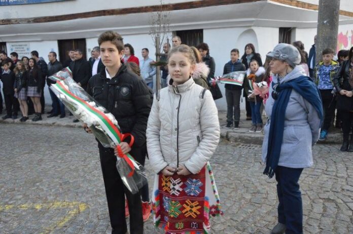 С много цветя и синовно преклонение неврокопчани почетоха гибелта на Апостола